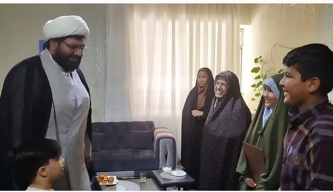 تجليل مدير ستاد کانون هاي فرهنگي و هنري مساجد استان سيستان و بلوچستان از دختر شهيد مدافع سلامت