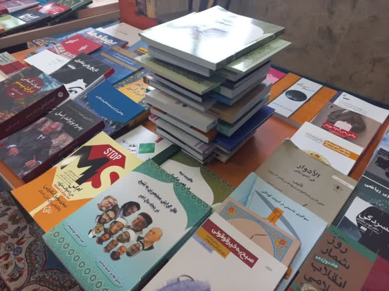 اهداي بيش از 400 جلد کتاب به کانون فرهنگي ام المصائب، مسجد فاطمه الزهراء(س)، شهرستان بيمروز